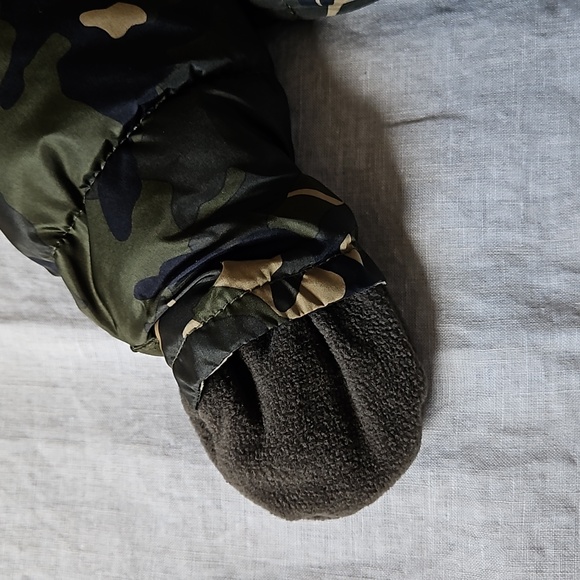 Old Navy Baby Camouflage Puffed Footed Snow Hoodie Jumpsuit Size 6 to 12 months - Picture 8 of 14